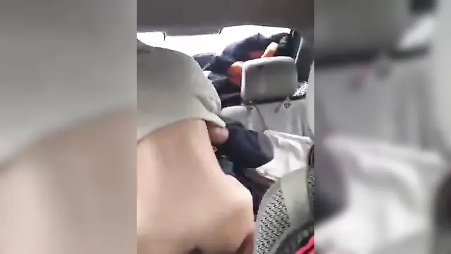 Калмычка изменяет мужу в машине